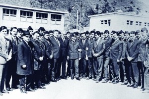 Ion Iliescu in anul 1968, inconjurat de un grup de brigadieri