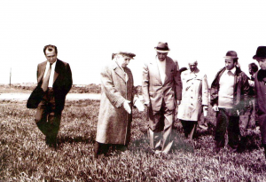 Iliescu impreuna cu N. Ceausescu intr-o "vizita de lucru" in agricultura, in 1974