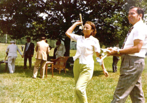 Elena Ceausescu si Ion Iliescu relaxandu-se intr-o vacanta in Moldova, in anul 1976