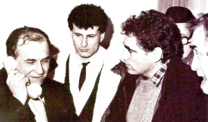 Ion Iliescu, sub privirile lui Mihai Ispas si Petre Roman, vorbeste la telefon din sediul CC