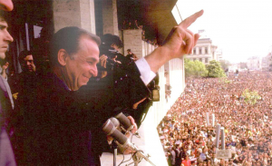 Ion Iliescu, aflat in campanie electorala, se adreseaza locuitorilor din Craiova adunati in Piata Centrala (3 mai 1990)