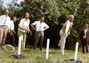 Sotii Ceausescu, sub atenta supraveghere a lui Ion Iliescu, concureaza la aruncatul cercurilor la punct fix (in 1976)