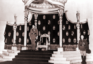 Maresalul Antonescu si Mihai I in Sala Tronului
