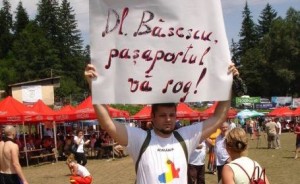 Mesajele iredentiste de pe tricoul si pancarta unui functionar public n-au starnit nici o reactie a autoritatilor poate si pentru ca...