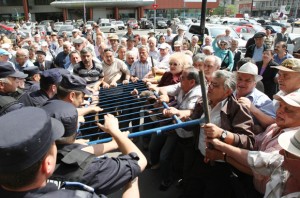 Protestul unui grup de pensionari la Iasi