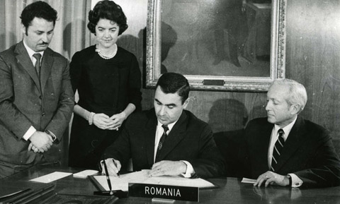 Washington,15 decembrie 1975. Florea Dumitrescu semnează acordul de aderare a României la FMI şi BIRD. În picioare, diplomatul Mircea Răceanu, aflat la post în SUA, şi soţia lui